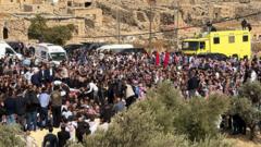 الآلاف يشيعون جثامين ضحايا الهجوم المسلح في الكرك على وقع الترانيم وأكاليل الورد